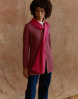 Lange Alpaka Strickjacke Aura in Fuchsia von Manuela Bedford Detailansicht