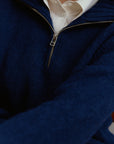 Marineblauer Alpaka Troyer Pullover getragen