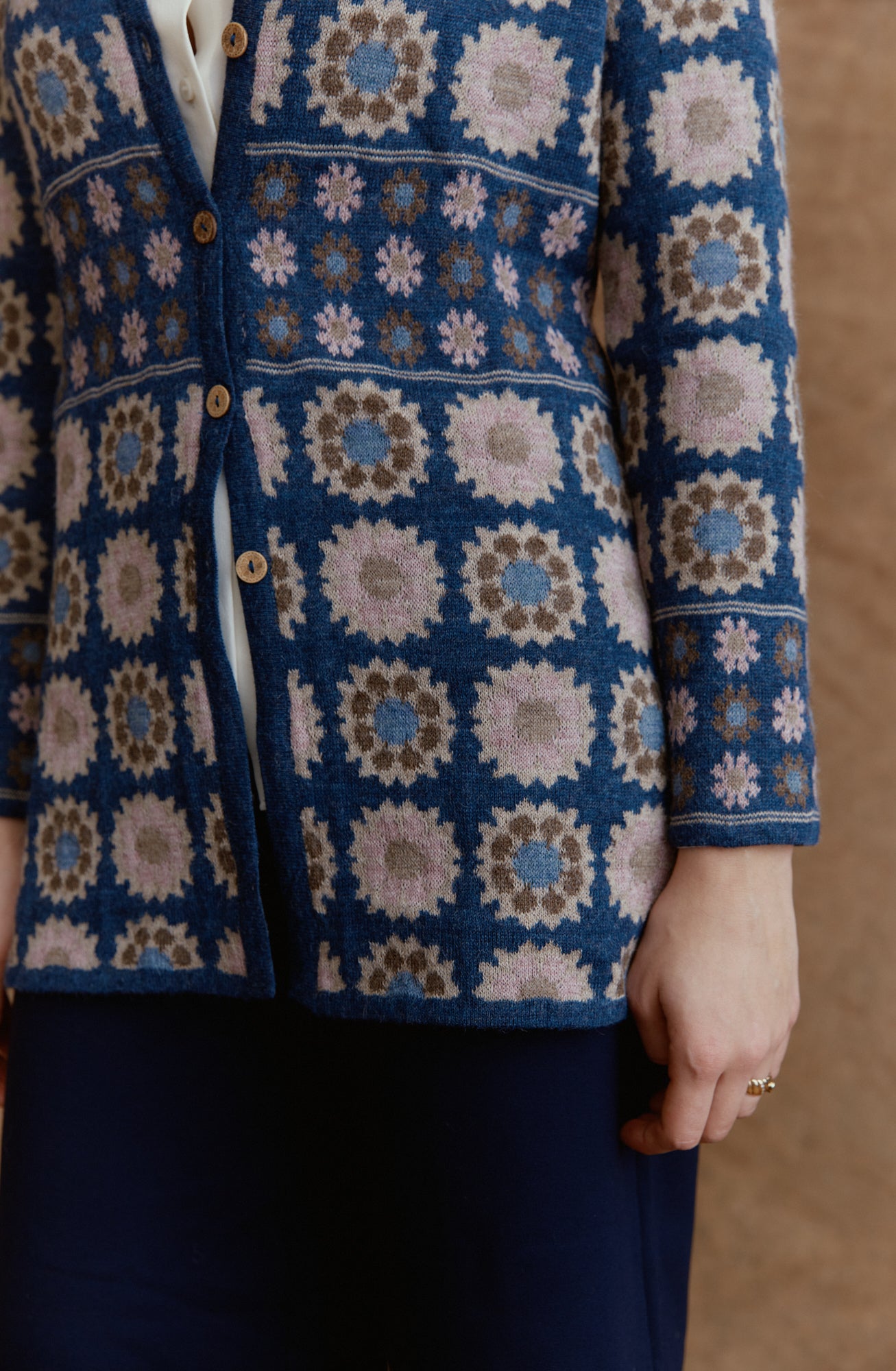 Theresa Jaquard Cardigan Jeans aus 100% Alpaka