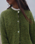 Alpaka Boucle Strickjacke in Grün von Manuela Bedford