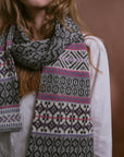 Alpaka-Jacquard-Schal in Grau-Pink von Manuela Bedford – am Model, Nahaufnahme des Jacquardmusters.