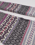 Alpaka-Jacquard-Schal in Grau-Pink von Manuela Bedford – Detail der gemusterten Schalenden.