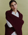 Alpaka-Oversize-Schal Gabriela in Berry, breit um die Schultern gelegt – Porträt mit weißer Bluse.