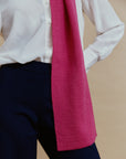 Detail des Alpaka-Schals Klassik in Fuchsia: lang herabhängendes Schalende mit geradem Abschluss.