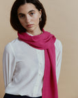 Alpaka-Schal Klassik in Fuchsia, locker um den Hals getragen – Porträt mit weißer Bluse.
