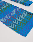 Alpaka-Schal ZigZag in Türkis von Manuela Bedford – Detail der Schalenden mit Zickzackmuster.