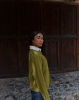 Rundhals-Strickjacke Klassik aus Alpaka in Grün von Manuela Bedford.