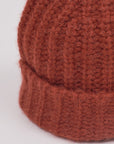 Baby-Alpaka-Mütze in Braun von Manuela Bedford – Nahaufnahme der Strickstruktur und des umgeschlagenen Bündchens.