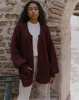 Nahaufnahme der Strickjacke Tinki aus Baby Alpaka in Berry von Manuela Bedford.