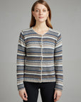 Cardigan Rayas in Navy mit Musterstreifen von Manuela Bedford – am Model, geschlossene Vorderansicht.