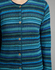 Rayas Strickjacke mit Streifenmuster getragen