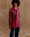 Lange Alpaka Strickjacke Aura in Fuchsia von Manuela Bedford Detailansicht