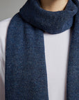 Weicher Klassik Schal in Jeansblau getragen