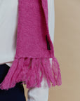 Alpaka Schal in Fuchsia von Manuela Bedford getragen