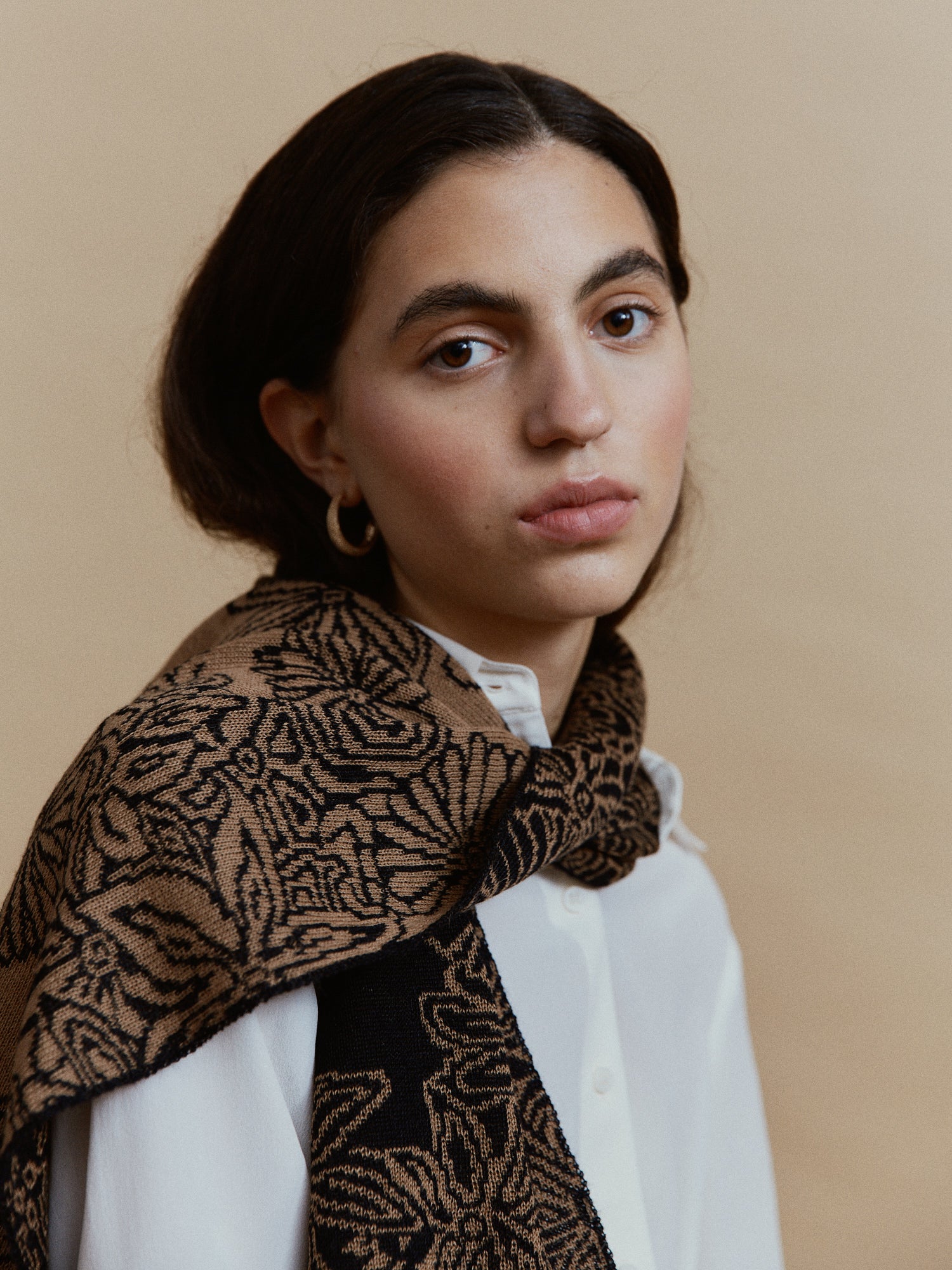 Alpaka Wendeschal mit floralem Muster