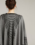 Eleganter Wende Poncho aus Lama Wolle getragen