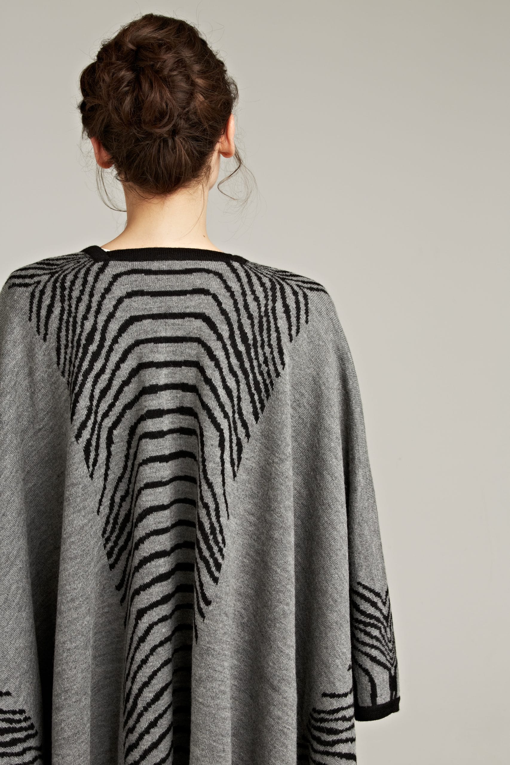 High-quality reversible poncho made of 100% llama wool
