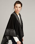 Baby Lama Wende Poncho von Manuela Bedford Detailansicht