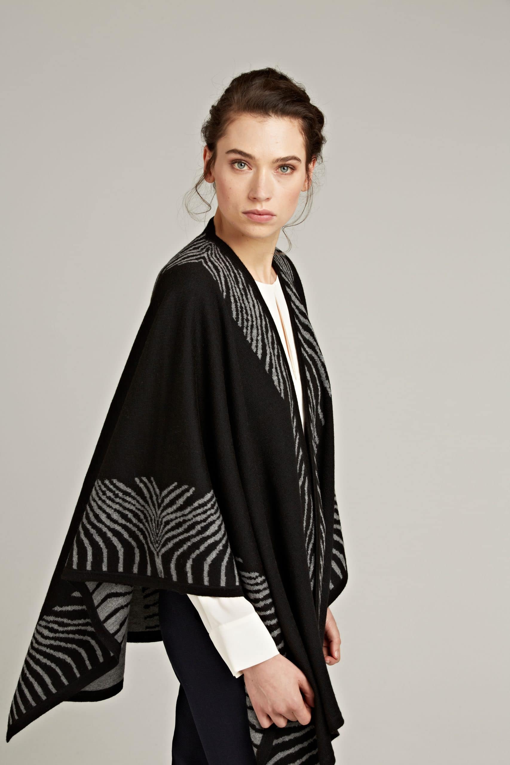 High-quality reversible poncho made of 100% llama wool