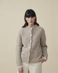 Beige Alpaka Boucle Strickjacke von Manuela Bedford getragen