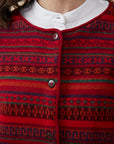 Rayas Strickjacke aus Alpaka von Manuela Bedford getragen