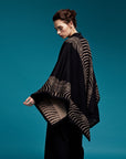 Eleganter Wende Poncho aus Lamawolle von Manuela Bedford