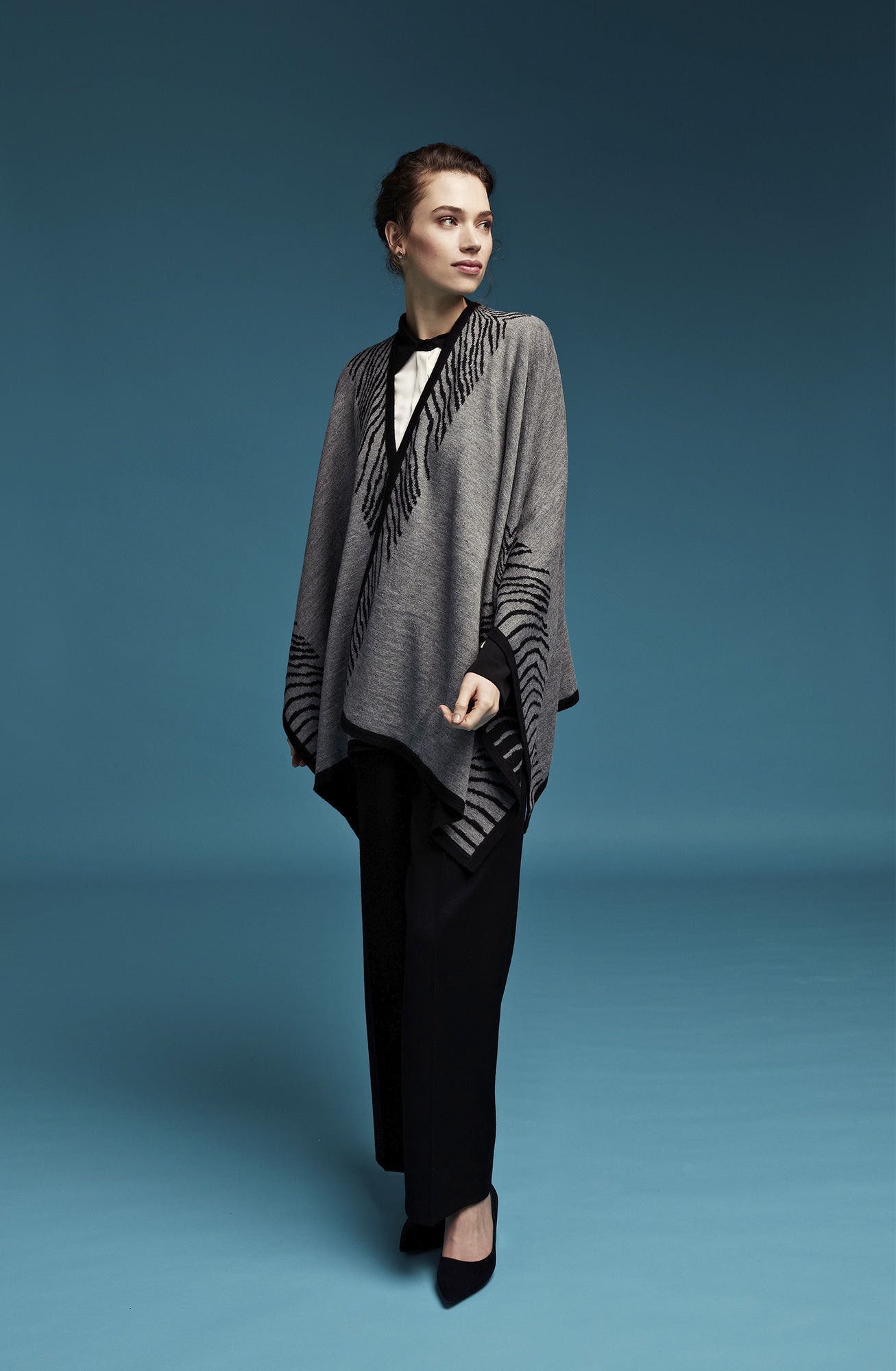 High-quality reversible poncho made of 100% llama wool