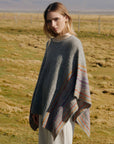 Alpaka Poncho mit Streifenmuster von Manuela Bedford