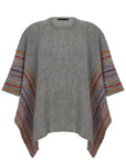 Alpaka Poncho mit Streifenmuster von Manuela Bedford