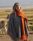 Alpaka Poncho mit Streifenmuster von Manuela Bedford