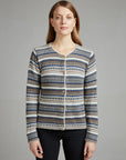 Cardigan Rayas in Navy mit Musterstreifen von Manuela Bedford – am Model, geschlossene Vorderansicht.