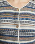 Cardigan Rayas in Navy mit Musterstreifen von Manuela Bedford – Nahaufnahme von Rundhalsausschnitt und Knopfleiste.