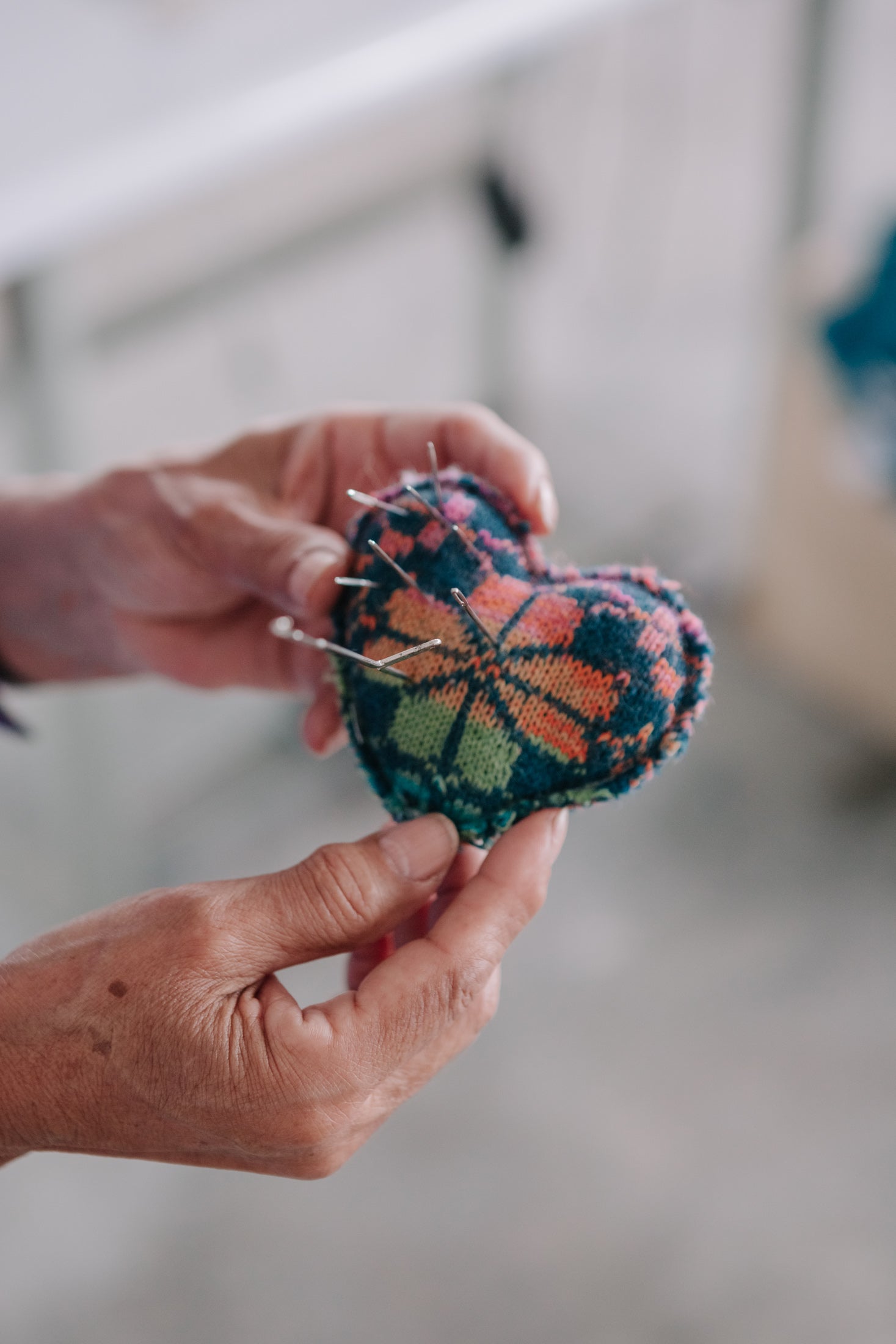 Alpaka Strickjacke reparieren statt neu kaufen: Nachhaltigkeit, die Lieblingsstücke bewahrt