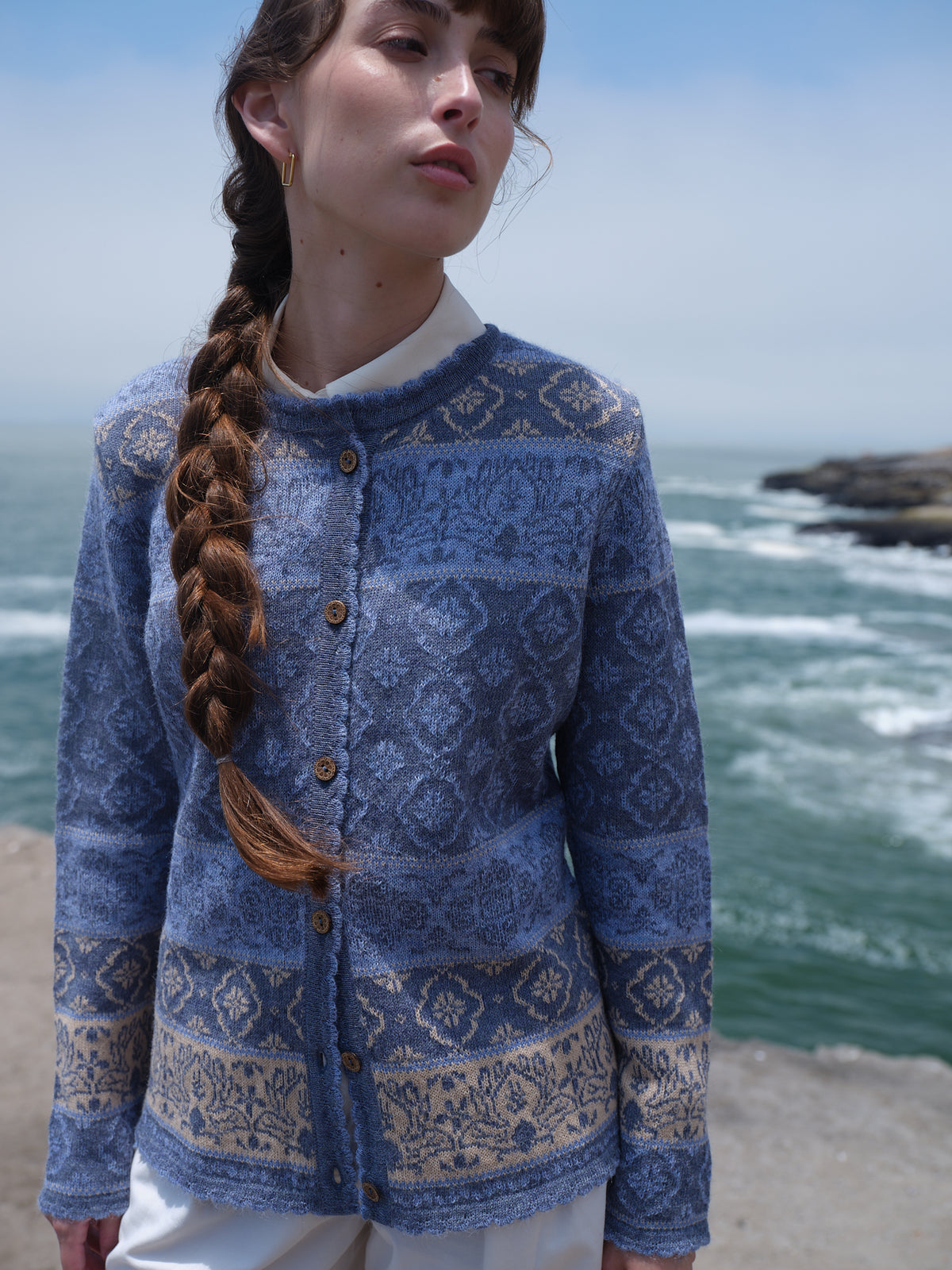 Strickjacke Andrea mit Rundhals in Hellblau aus 100% Alpaka
