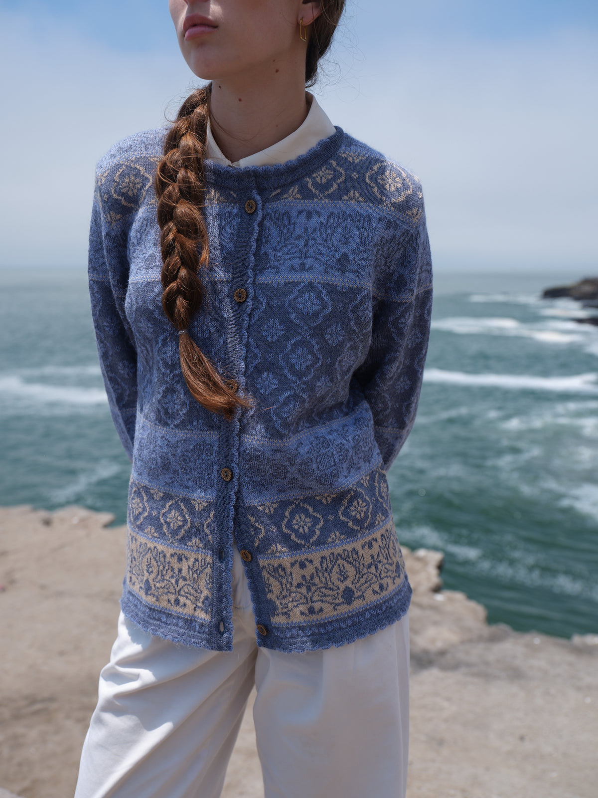 Strickjacke Andrea mit Rundhals in Hellblau aus 100% Alpaka
