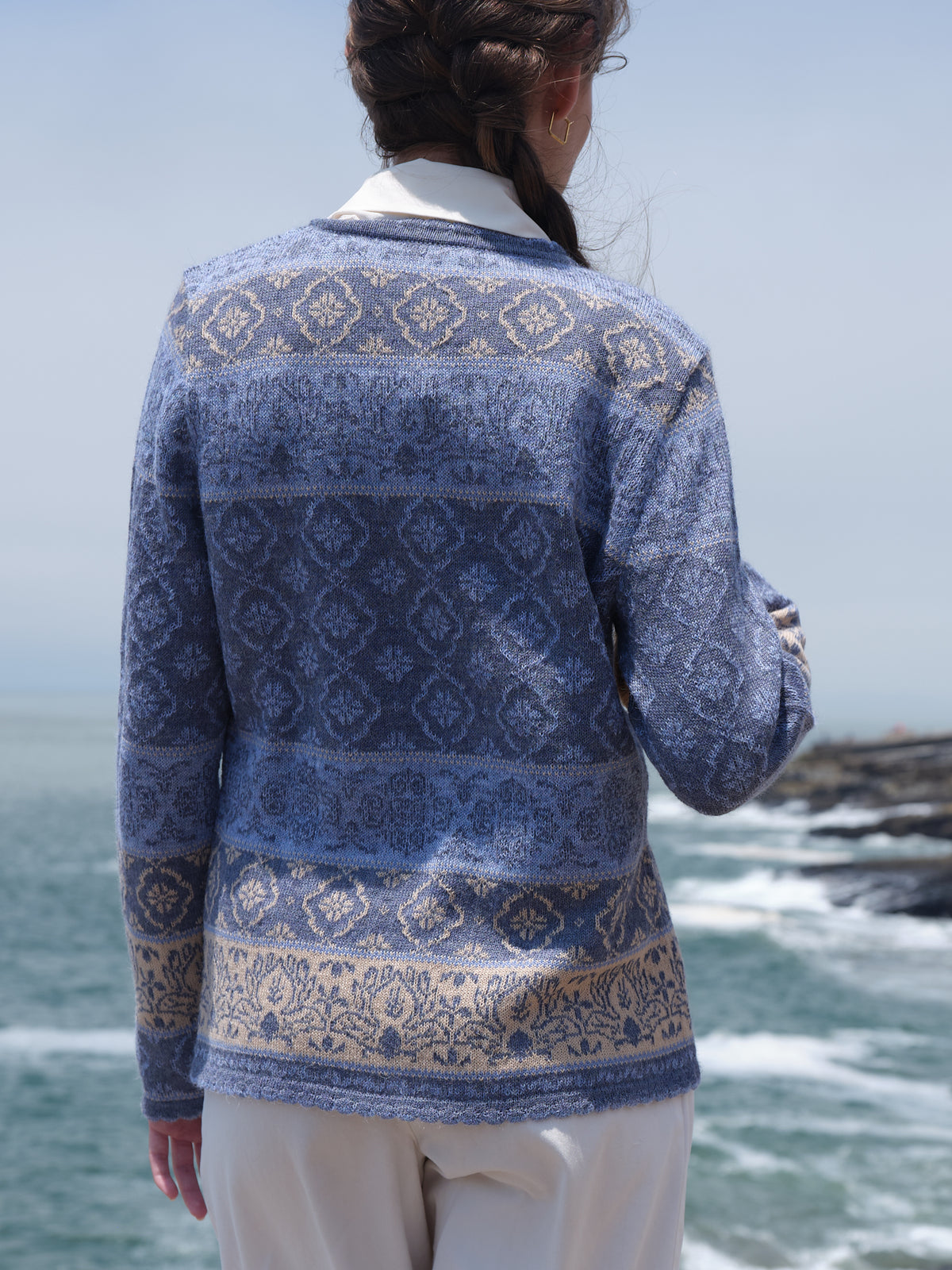 Strickjacke Andrea mit Rundhals in Hellblau aus 100% Alpaka