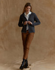 Kurze Alpaka Strickjacke Aura in Jeans Detailansicht