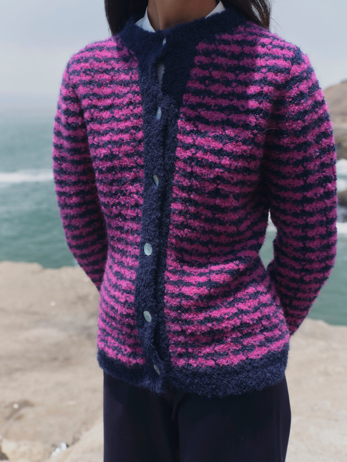 Alpaka Boucle Strickjacke gestreift in Marine Fuchsia