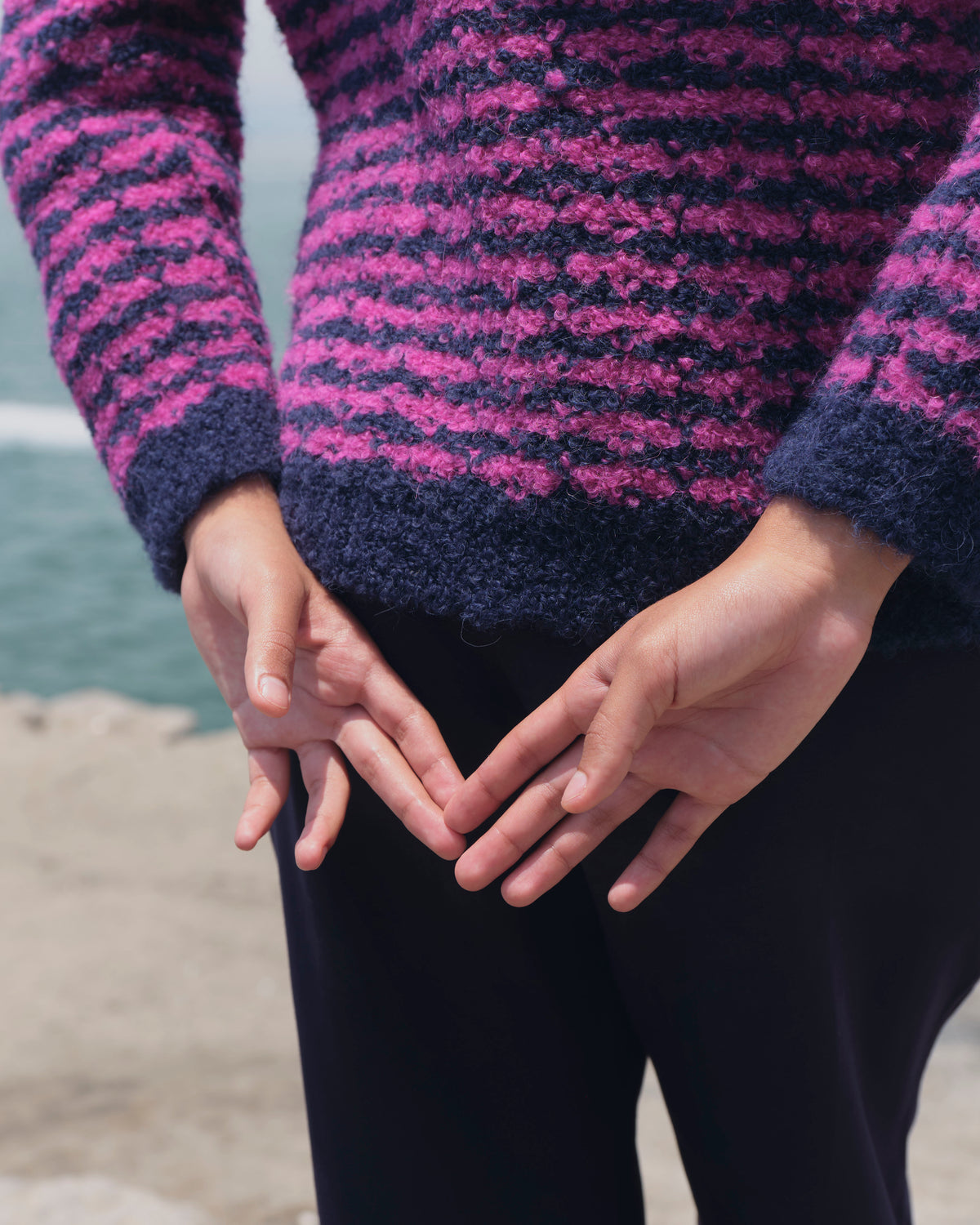 Alpaka Boucle Strickjacke gestreift in Marine Fuchsia