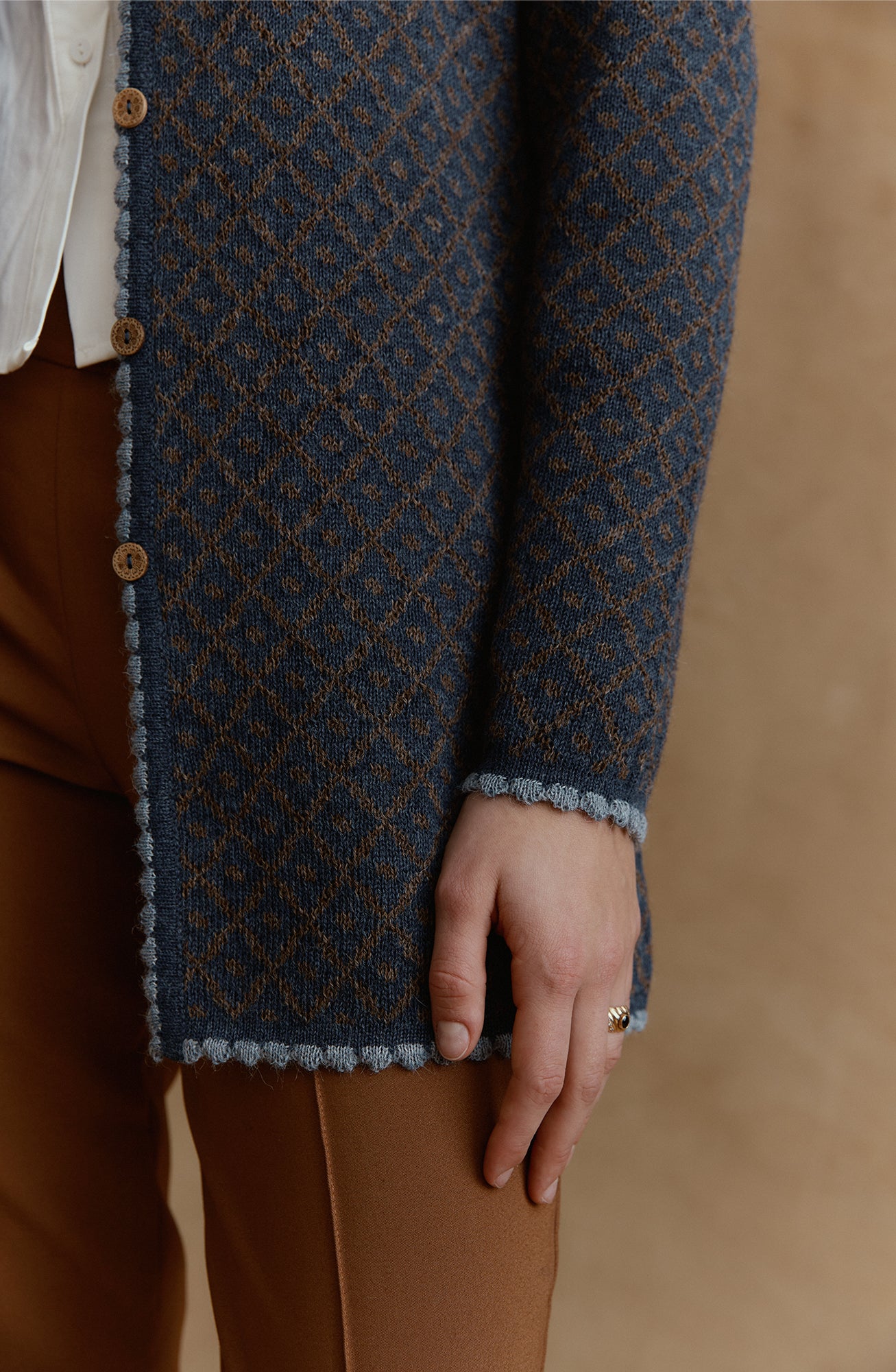 Alpaka Aura Cardigan in Jeans lang von Manuela Bedford