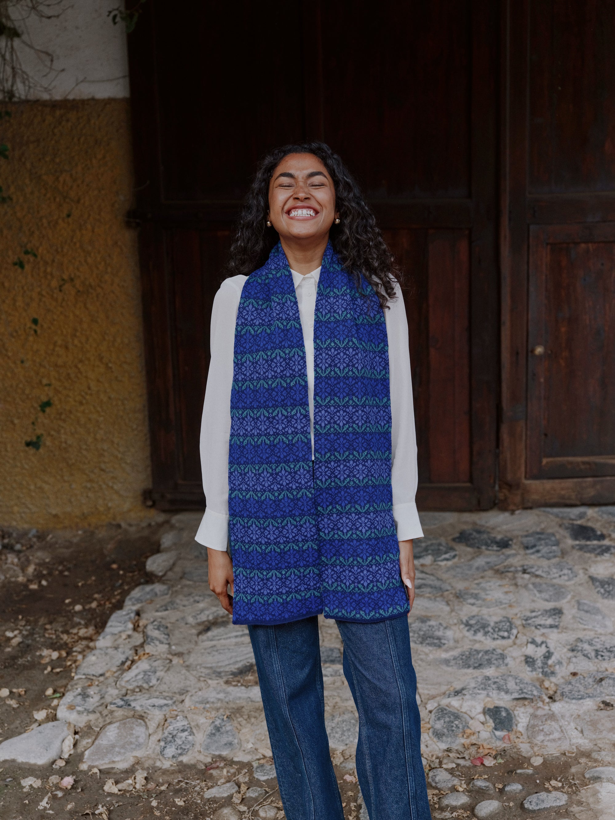 Alpaka Alma Schal in Blau von Manuela Bedford Längenansicht