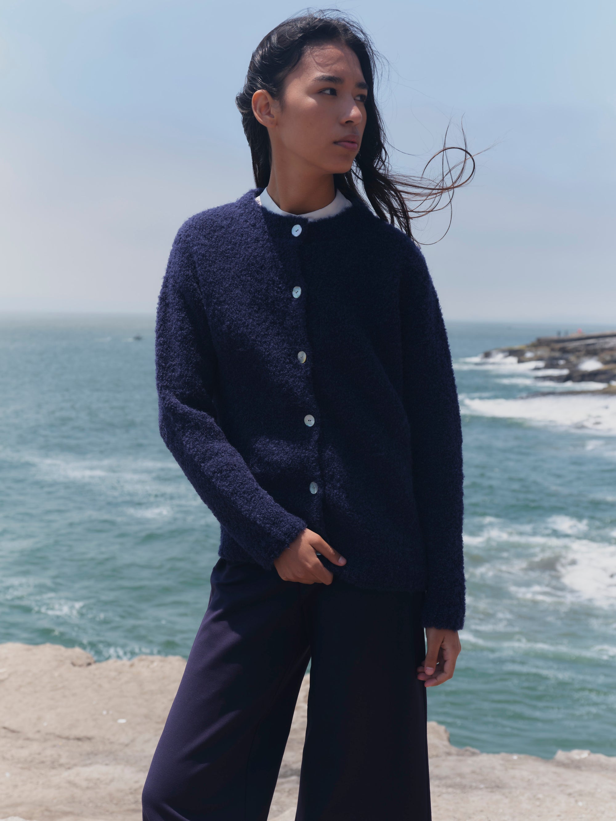 Alpaka Boucle Strickjacke in Blau von Manuela Bedford