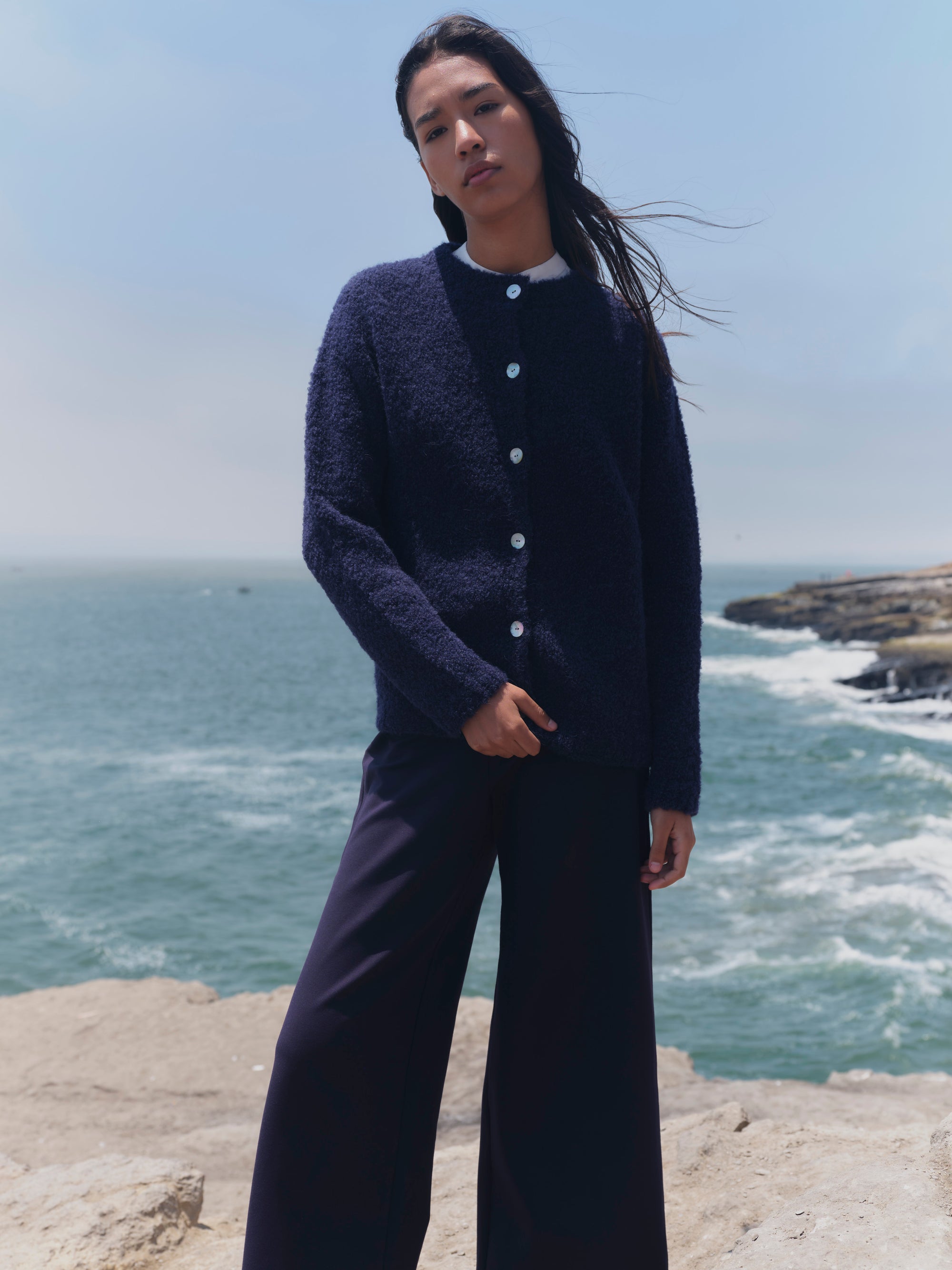 Alpaka Boucle Strickjacke von Manuela Bedford in Blau