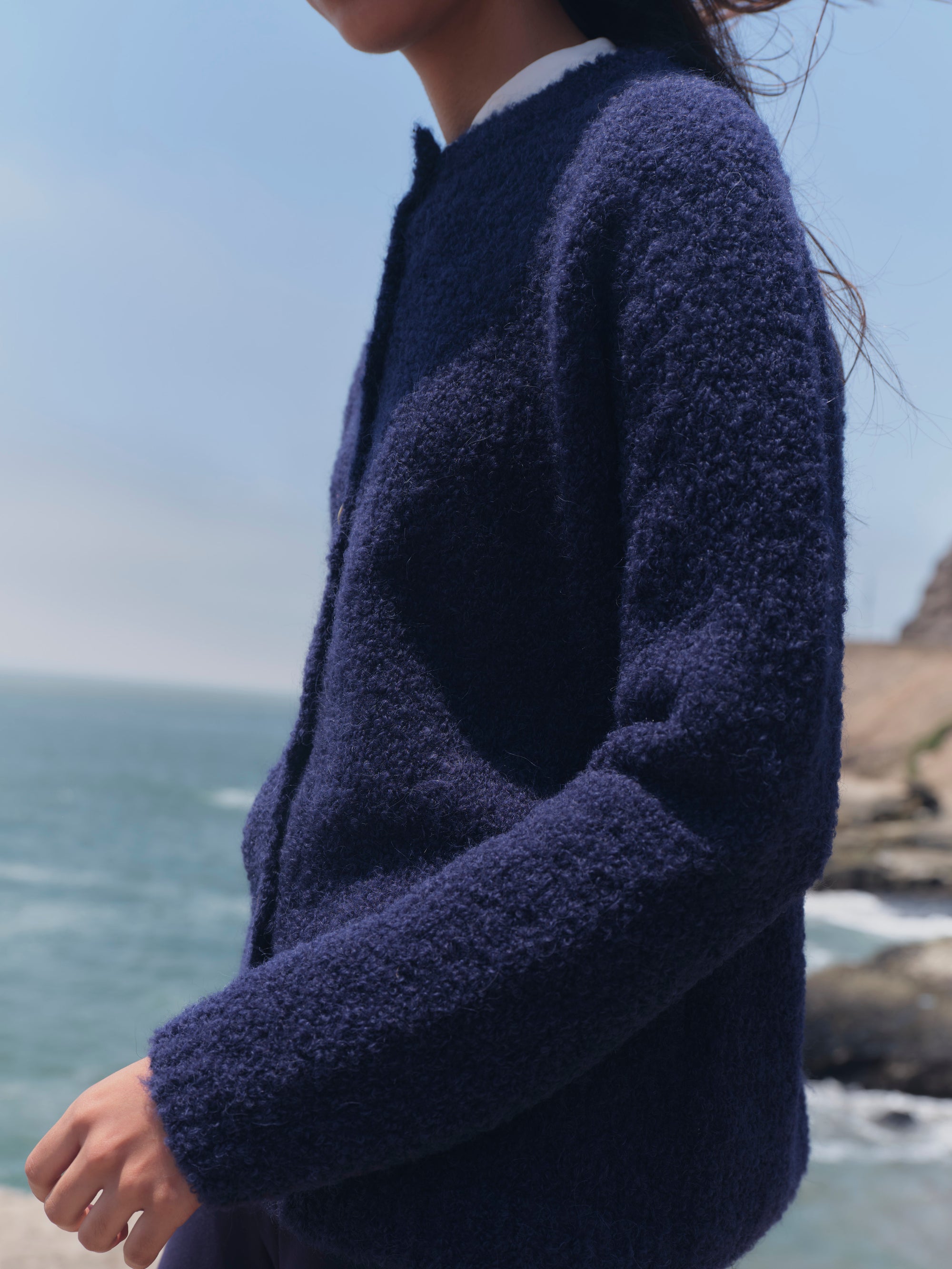 Alpaka Boucle Strickjacke in Blau von Manuela Bedford