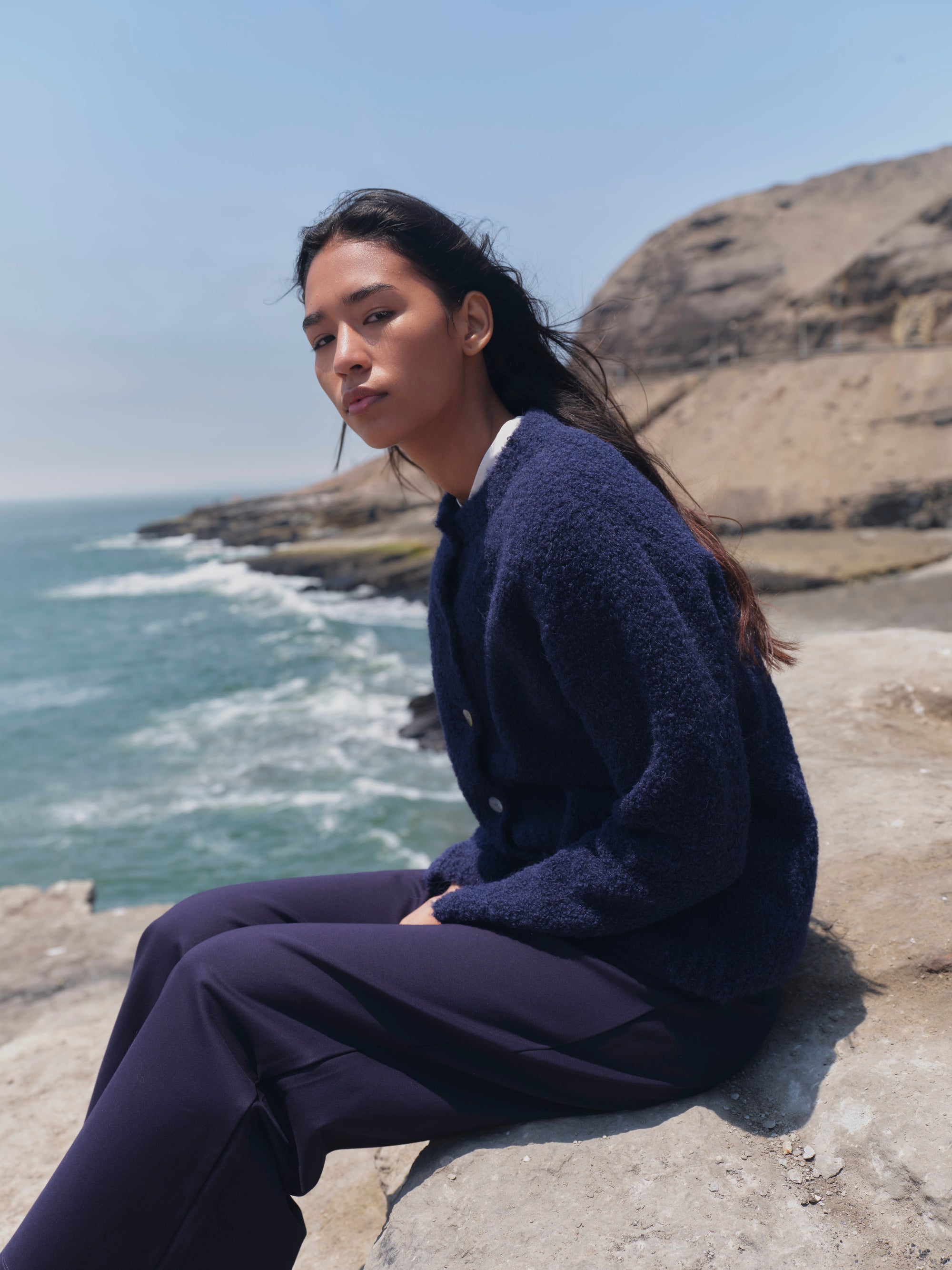 Alpaka Boucle Strickjacke in Blau von Manuela Bedford