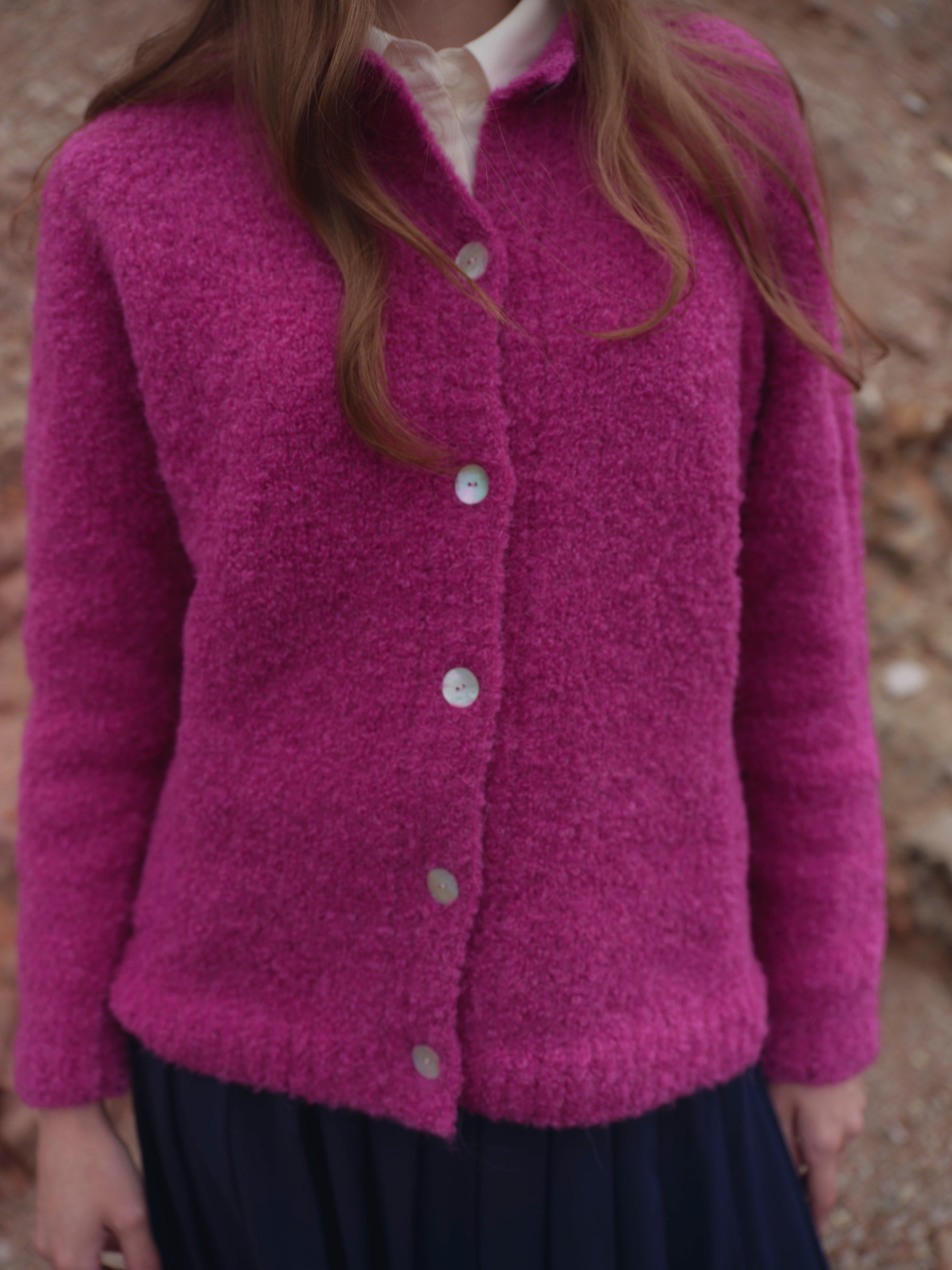 Alpaka Boucle Strickjacke in Fuchsia von Manuela Bedford