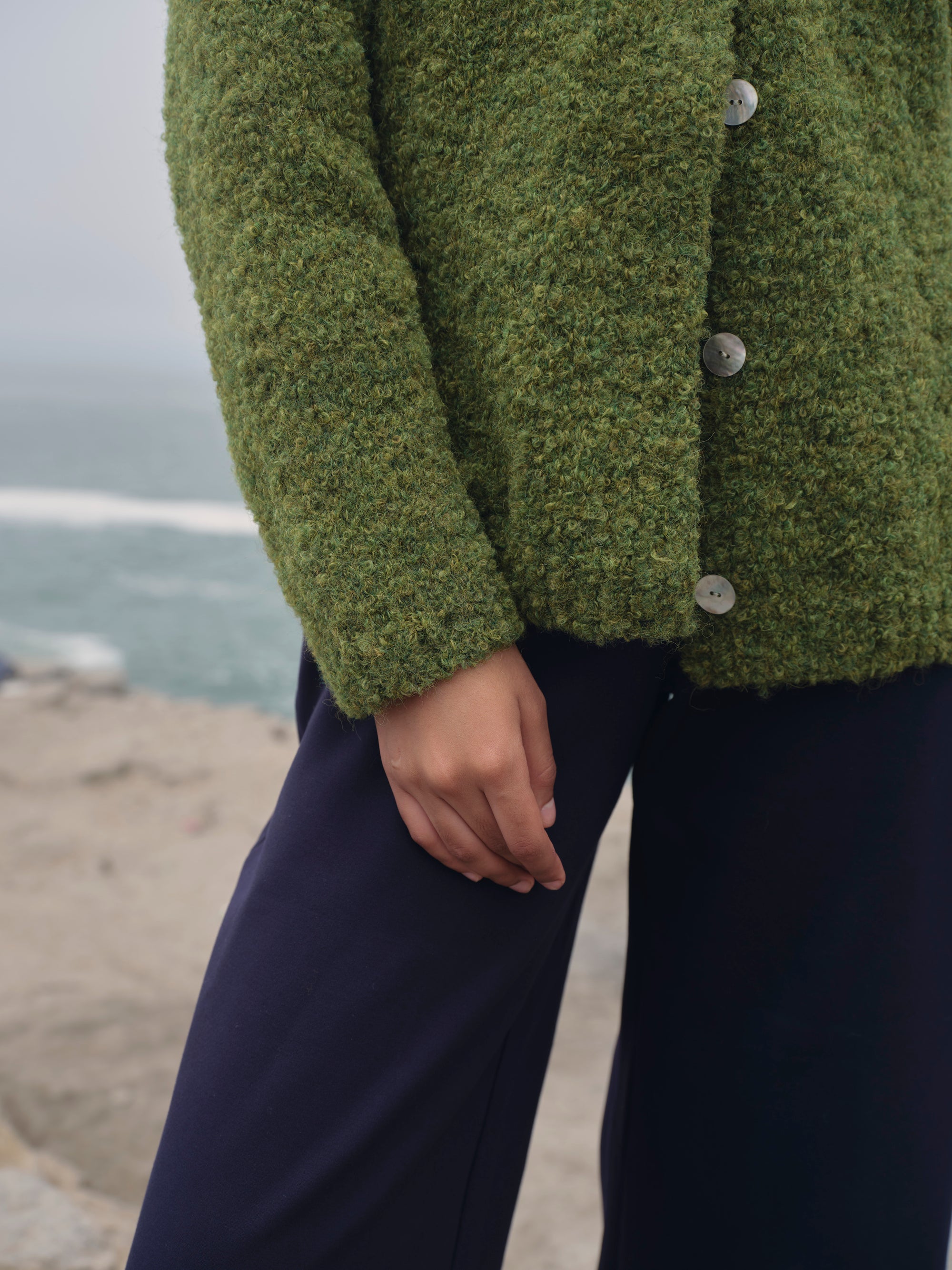 Alpaka Boucle Strickjacke in Grün von Manuela Bedford 