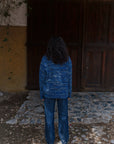Alpaka Troyer Pullover in Blautönen von Manuela Bedford getragen