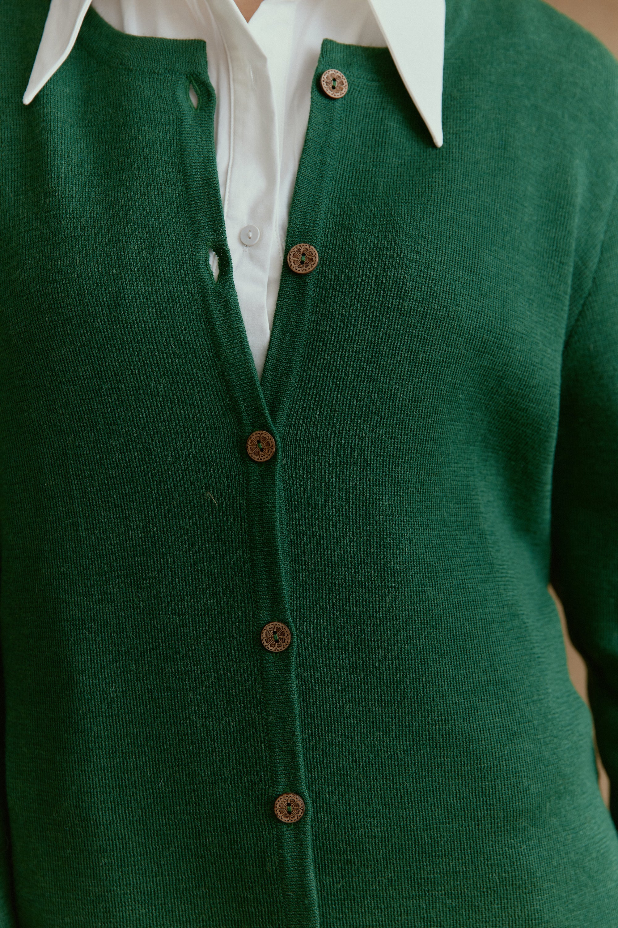 Alpaka Klassik Cardigan von Manuela Bedford in Grün Frontaufnahme