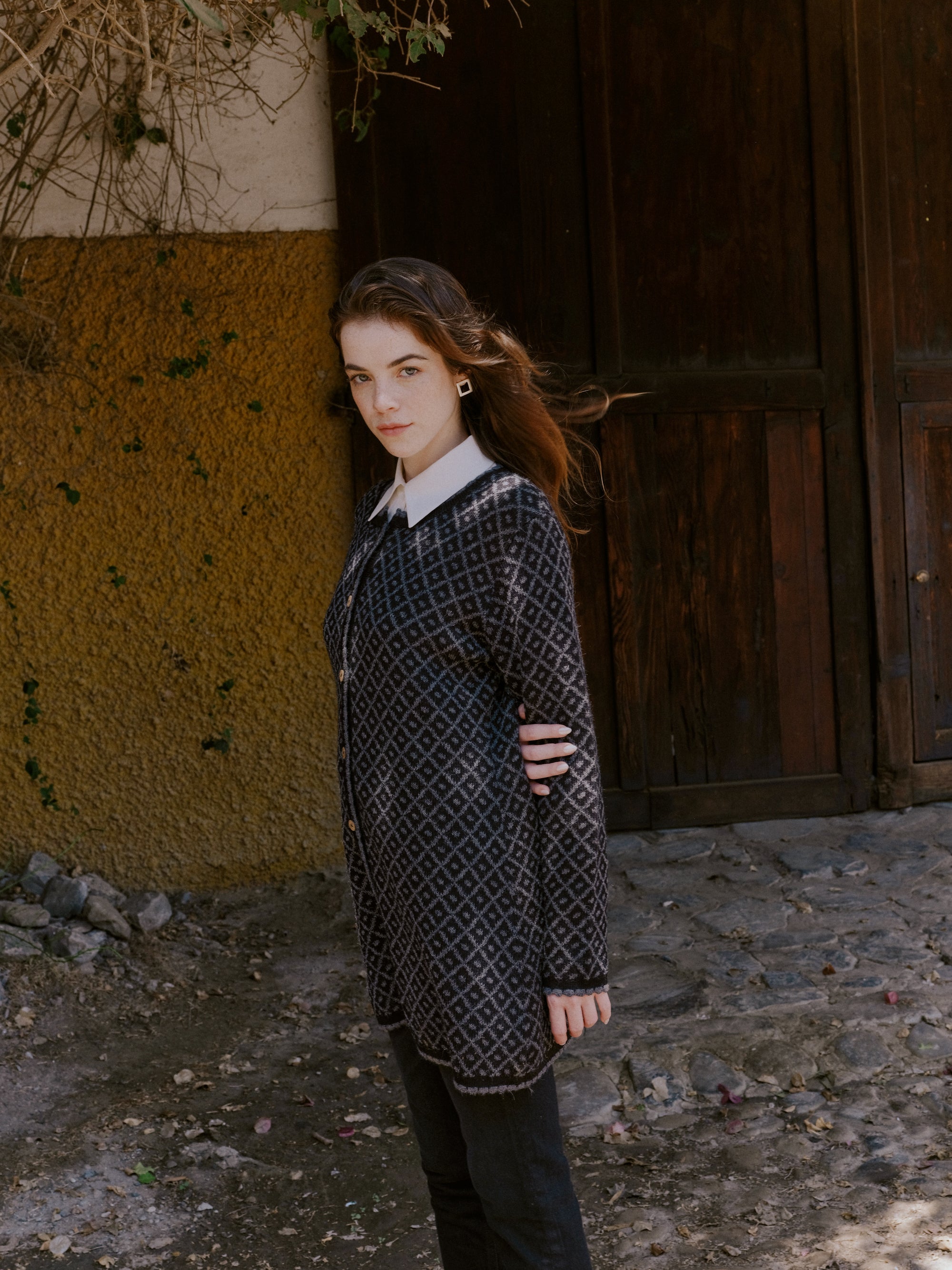 Alpaka Strickjacke Aura von Manuela Bedford in Schwarz Seitenansicht